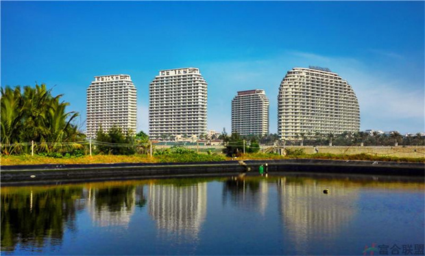 海南佰悦湾在售建筑面积58-134㎡一至三房住宅，整体均价24200元/㎡